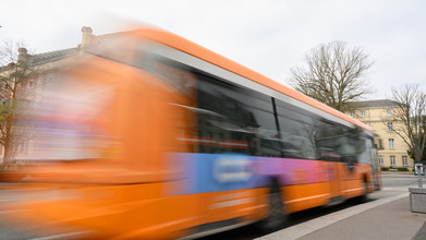 Bus Filibus passant devant le théâtre de Chartres, sur une voie dédiée