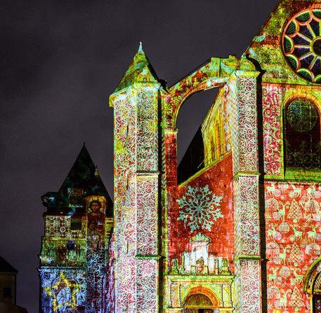 Chartres en lumi&egrave;res illumine l'&eacute;glise Saint-Aignan &agrave; No&euml;l.