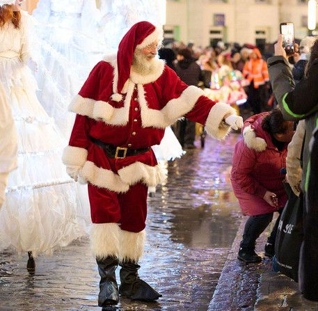 Le p&egrave;re No&euml;l &agrave; la rencontre du public dans une rue de Chartres