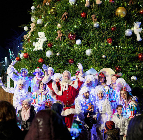 Le p&egrave;re No&euml;l et les animateurs devant le sapin de No&euml;l de Chartres, place des &Eacute;pars