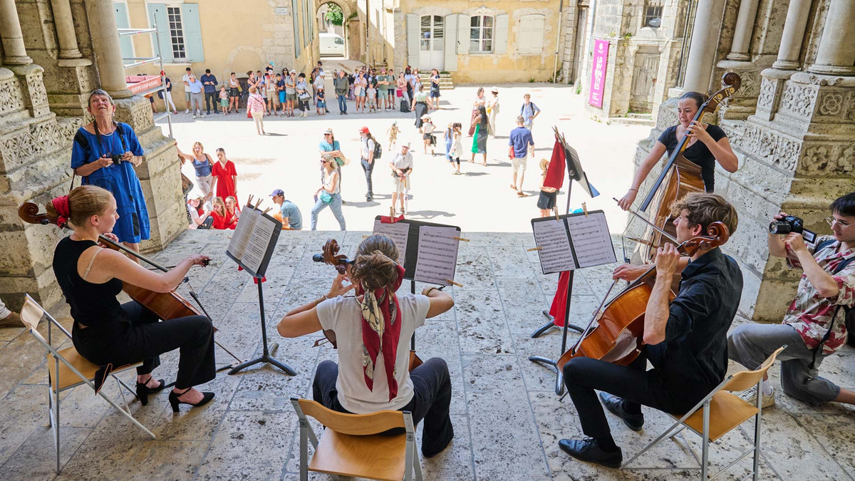 Musiciens du Conservatoire à rayonnement départemental en représentation dans les rues de Chartres Musiciens du Conservatoire à rayonnement départemental en représentation dans les rues de Chartres