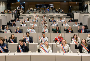 Le Conseil municipal de la jeunesse rassemblé dans l'hémicycle de Autricum – Hôtel de Ville