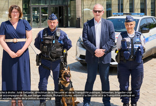 Julie Satizelle, directrice de la Sécurité et de la Tranquillité publique, Sébastien, brigadier-chef principal accompagné de V8, son berger malinois, Richard Lizurey, adjoint à la Sécurité et à la Tranquillité publique et Zulmira Leplatre, cheffe de la police municipale.