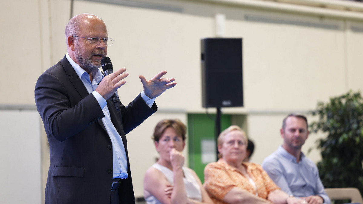 Le maire de Chartres Jean-Pierre Gorges animant une réunion publique