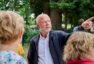 Jean-Pierre Gorges, maire de Chartres avce des CHartrains lors de l'inauguration du parc du Rigeard