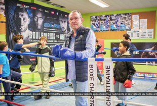Le pr&eacute;sident du C'Chartres Boxe entour&eacute; de jeunes qui d&eacute;couvrent la boxe sur le ring.
