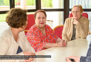 Elisabeth Fromont, vice-présidente du CCAS, avec des membres du conseil de vie sociale de la résidence Silvia-Monfort