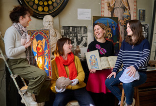 Une &eacute;quipe de choc au service d&rsquo;un embl&egrave;me de notre patrimoine. De gauche &agrave; droite posant dans les ateliers sur fond de vitraux et esquisses : &Eacute;lodie Vally, Genevi&egrave;ve Gascuel, No&eacute;mie Dohey-Zorzetto et Tiphaine Longuet.