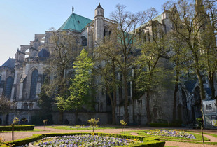 Label Villes et villages fleuris : la reconnaissance d'une qualité de vie Jardin du musée des Beaux-Arts, avec des parterres de fleurs, des arbres et une vue sur la cathédrale