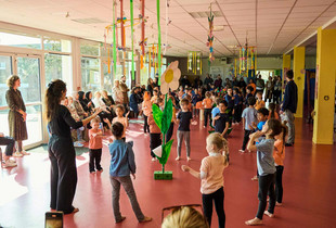 Écoliers et professeurs du Conservatoire s'échauffant dans une salle décorée