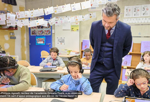 Jean-Philippe Agresti, recteur de l’académie Orléans-Tours, observant des élèves qui utilisent l'IA comm appui pédagogique dans l’école Henri-IV