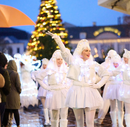 Les animateurs de No&euml;l dansent dans une rue de Chartres, devant le sapin.