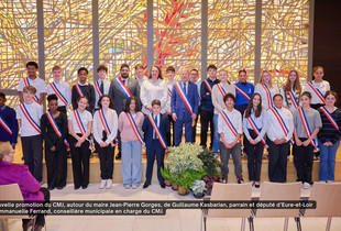 La nouvelle promotion du CMJ, autour du maire Jean-Pierre Gorges, lors d'une cérémonie d'intronisation à Autricum - Hôtel de Ville