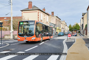 Vue d'un bus C'Pégase circulant rue du Général-Patton, sur le nouveau parcours de la ligne A