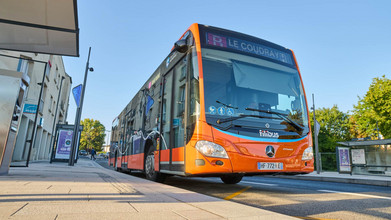 Cliquer pour accéder au site de Chartres métropole (nouvelle fenêtre) Bus Filibus passant devant le théâtre de Chartres, sur une voie dédiée
