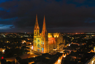 Cathédrale de Chartres vu du ciel illuminée par Chartres en lumières