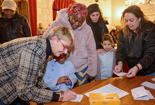 Des parents d'&eacute;l&egrave;ves signent leur contrat d'engagement &agrave; Autricum - H&ocirc;tel de Ville. 