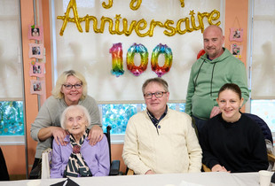 Et de 100 pour Gilberte Tempête ! Gilberte Tempête entourée de sa famille pour son 100e anniversaire