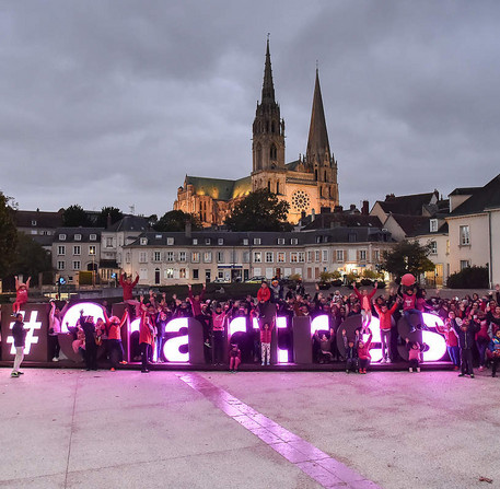 Illumination de la cathédrale en rose pour Octobre rose, avec Les Flammes en Rose – Ville de Chartres