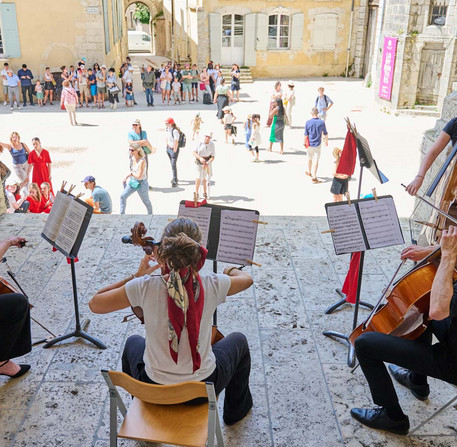 Musiciens du Conservatoire à rayonnement départemental en représentation dans les rues de Chartres Musiciens du Conservatoire à rayonnement départemental en représentation dans les rues de Chartres