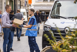 Livreur du « dernier kilomètre » livrant un colis à un commerçant dans le centre-ville de Chartres