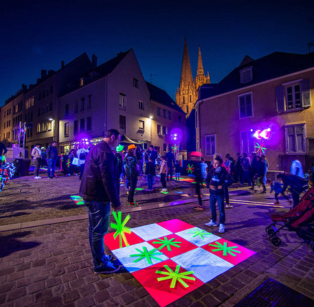 Déambulation et animation « Black Light City », de l'Espace famille, place de la poissonnerie – Ville de Chartres