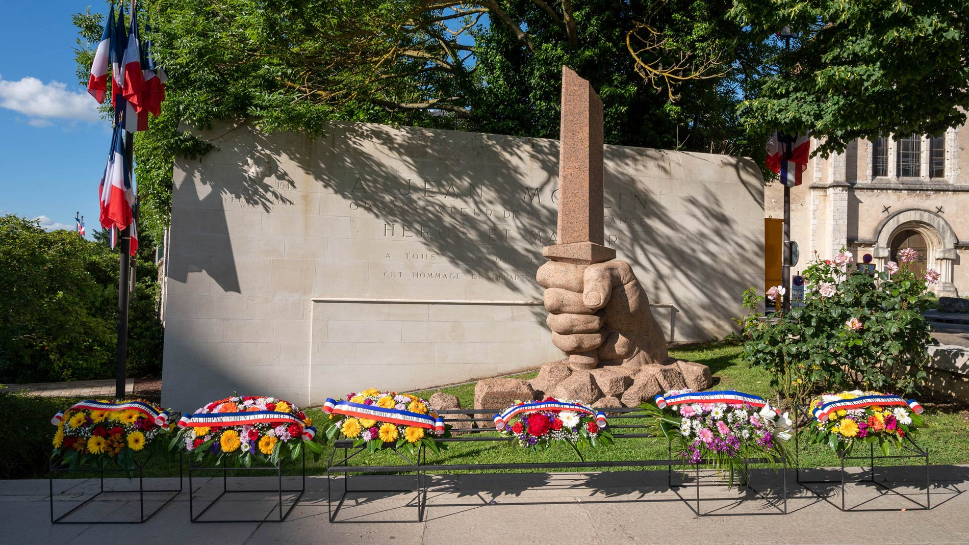 Monument Jean-Moulin pavoisé situé sur l'esplanade de la Résistance