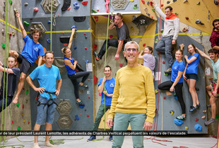 Le pr&eacute;sident de Chartres Vertical entour&eacute; des adh&eacute;rents du club.