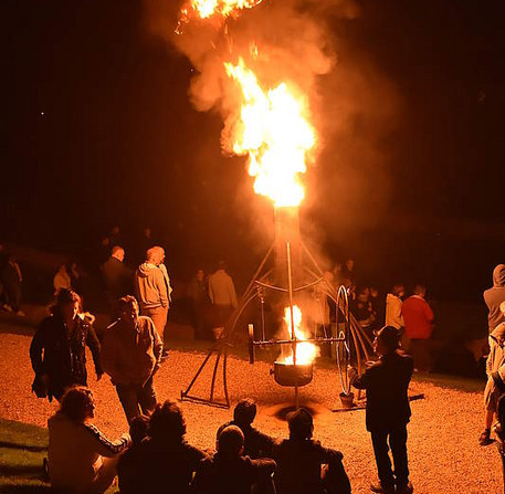 Installation de feu, de la compagnie Carabosse, jardins de l'Évêché – Ville de Chartres