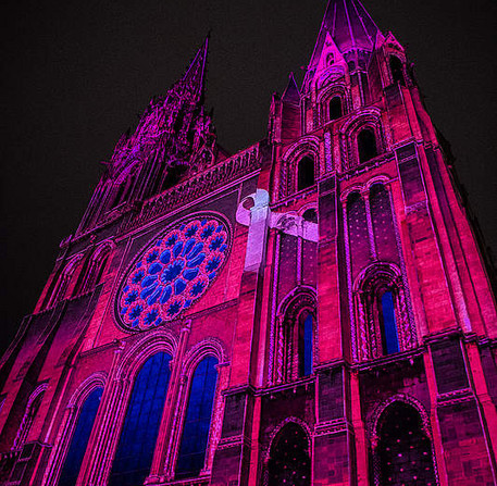 Illumination de la cathédrale en rose pour Octobre rose, avec Les Flammes en Rose – Ville de Chartres