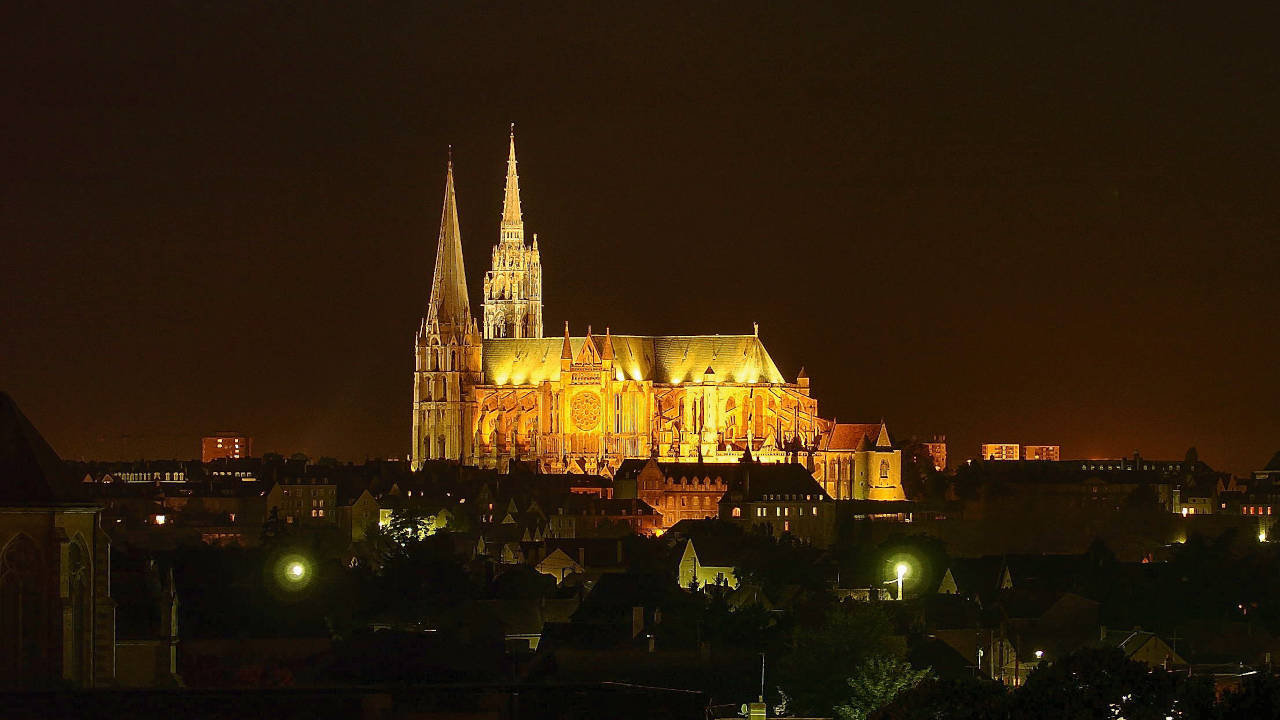 Cathédrale de Chartres de nuit et éclairée.