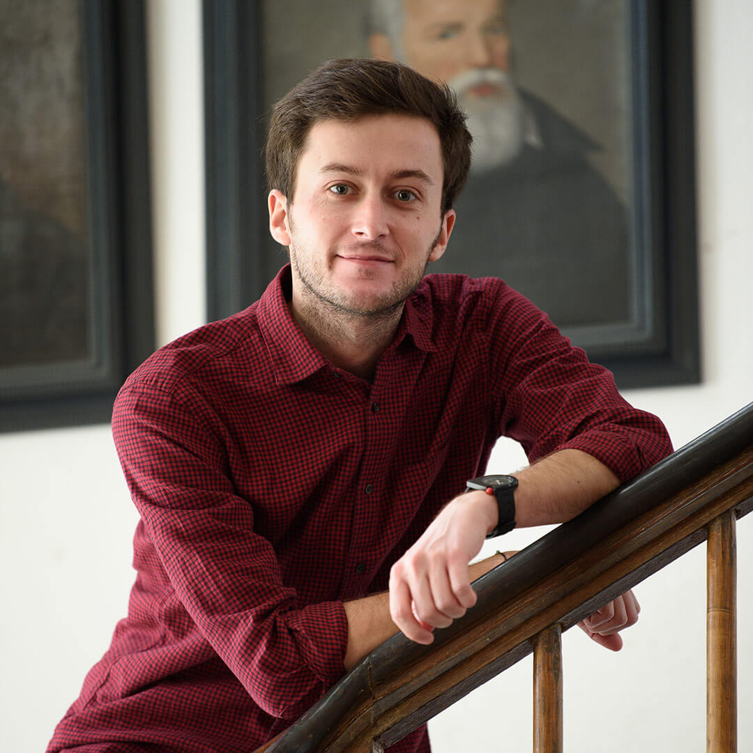 Grégoire Hallé, nouveau conservateur du musée des Beaux-Arts, accoudé à une rampe d'escalier