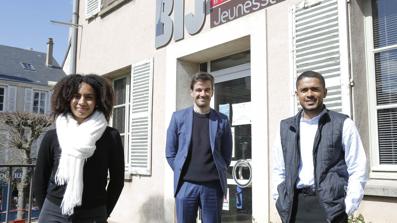 Anissa Touangaye, Lucas Subijus et Ladislas Vergne posant devant le Bureau information jeunesse