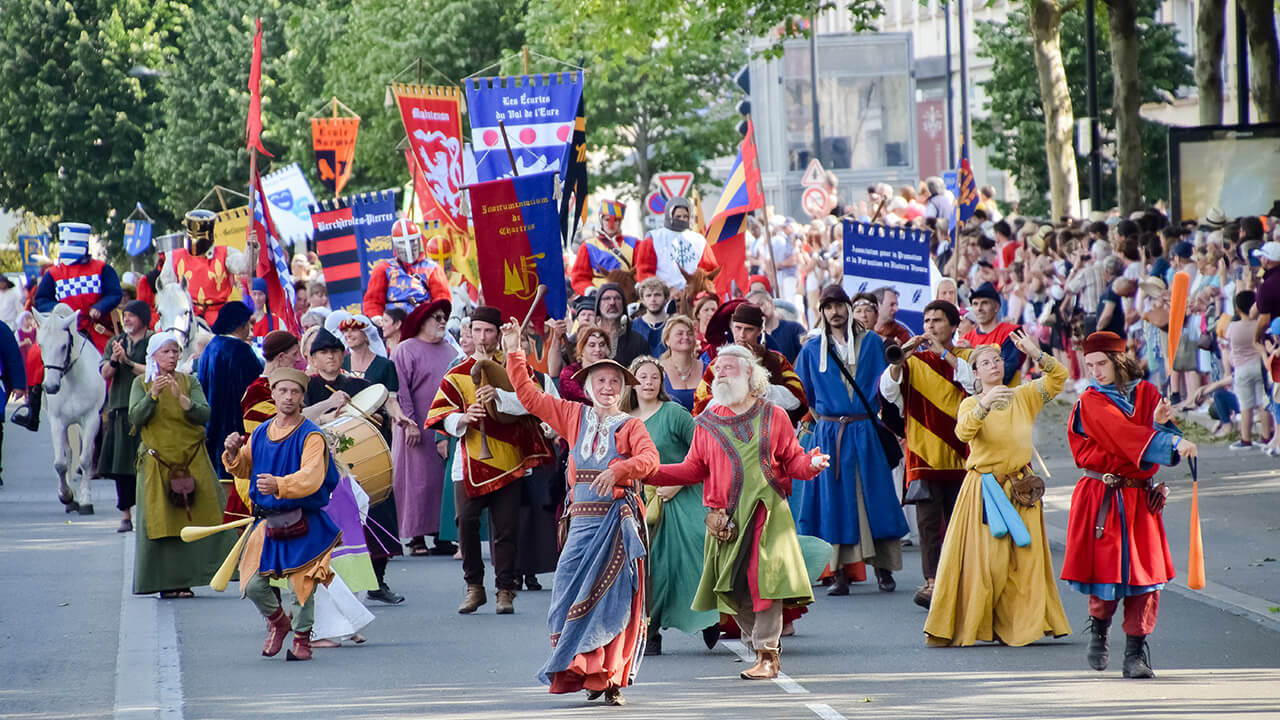 Parade de personnages en tenues médiévales