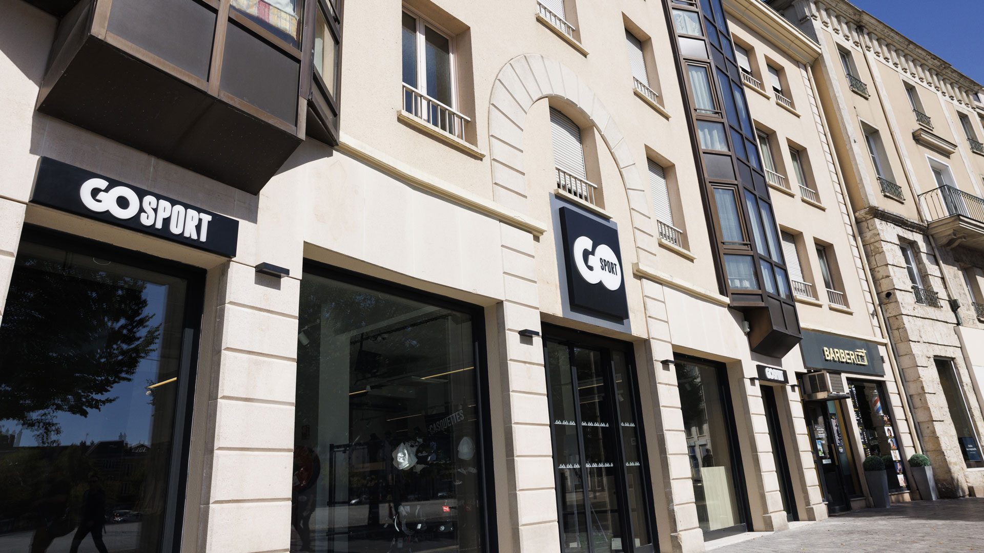 Façade du GO Sport place des Épars à Chartres