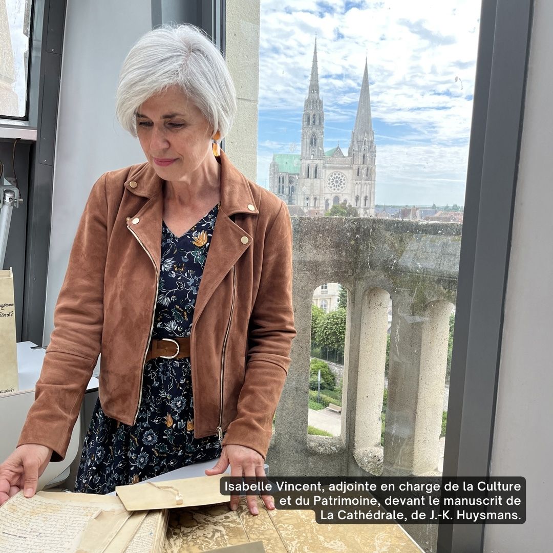 Isabelle Vincent, adjointe en charge de la Culture et du Patrimoine, devant le manuscrit de La Cathédrale, de J.-K. Huysmans, acquis par la Ville