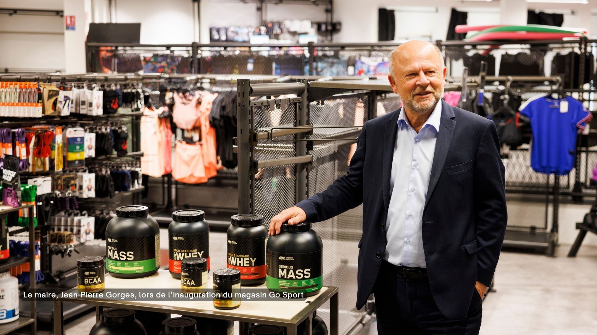 Le maire, Jean-Pierre Gorges, lors de l’inauguration du magasin Go Sport