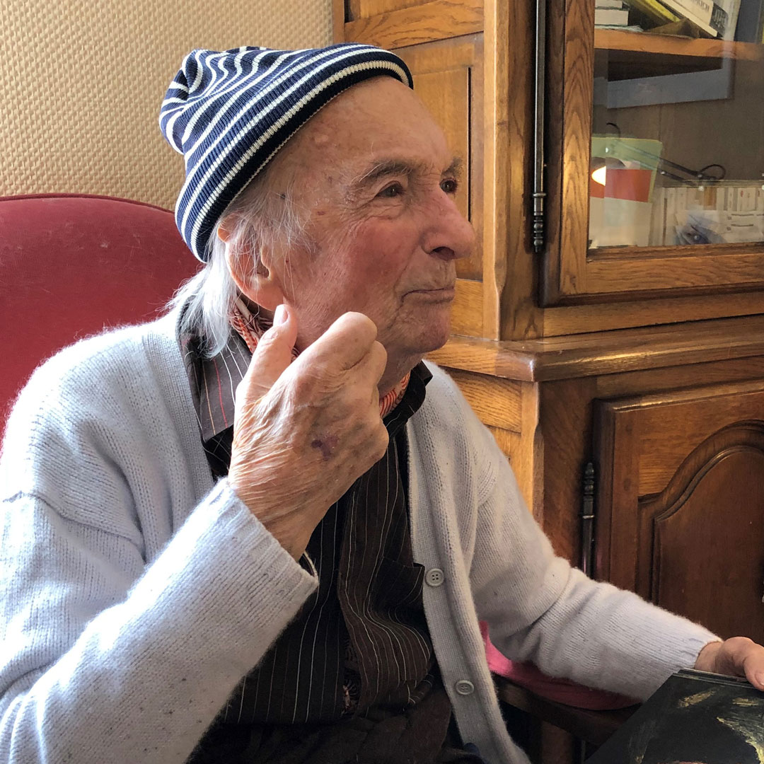 Maurice Guillaud avec son livre « Goya – Les Visions magnifiques » sur les genoux