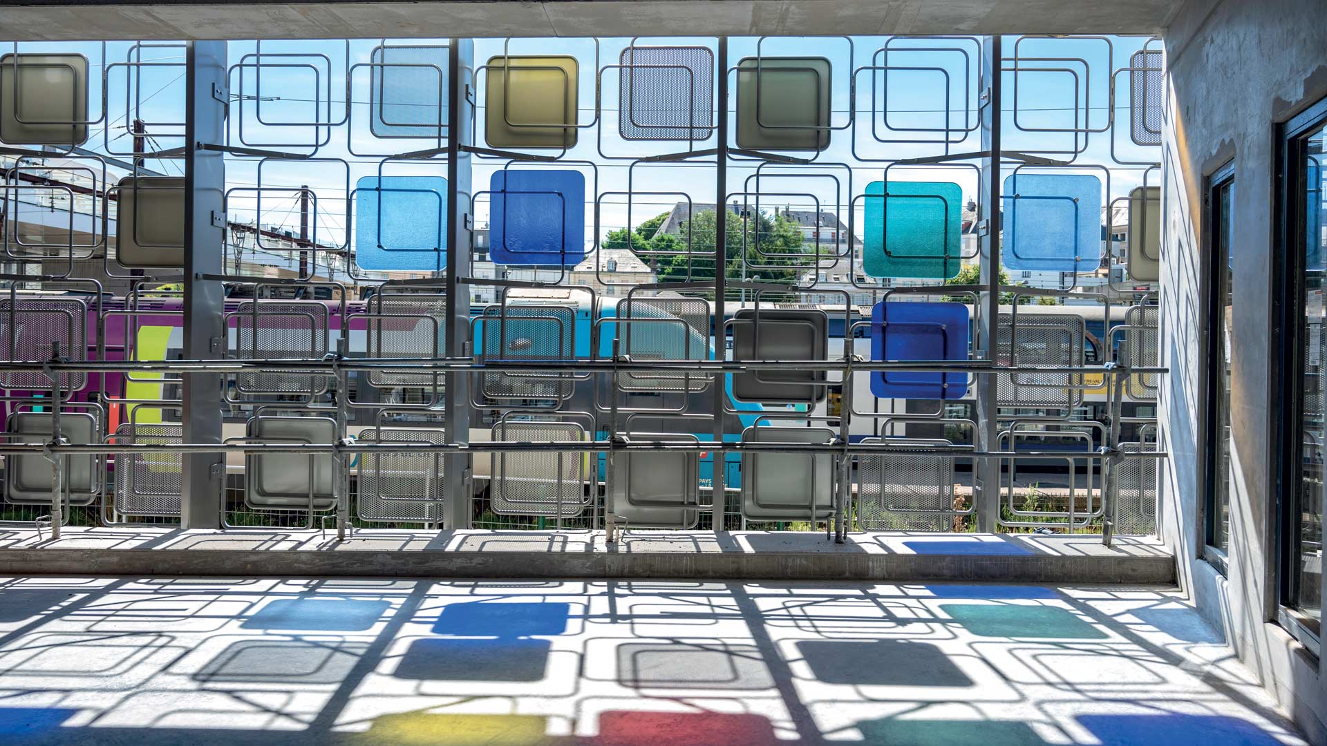 Façade de verres colorés du parking du Pôle Gare