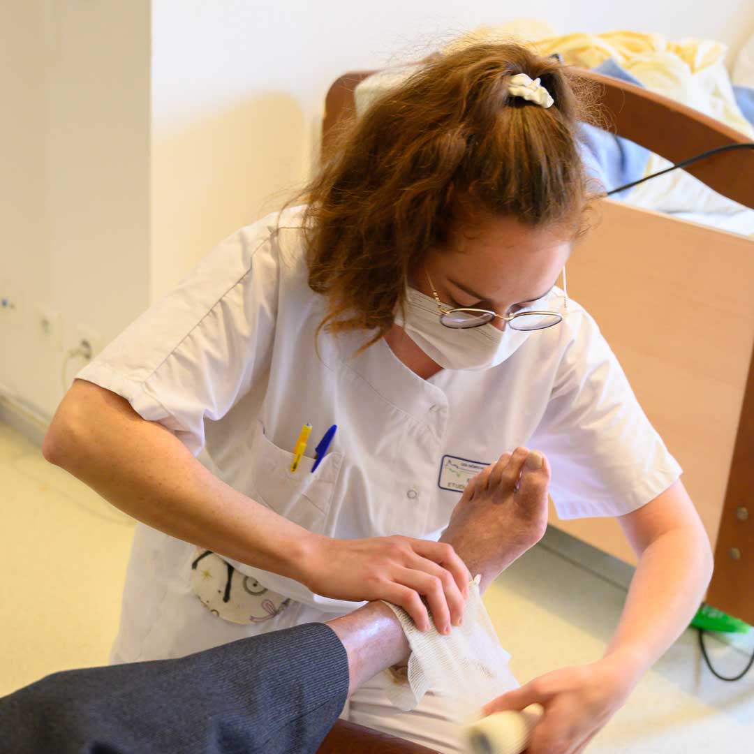 Infirmière-stagiaire à l'Ehpad Marcel-Gaujard