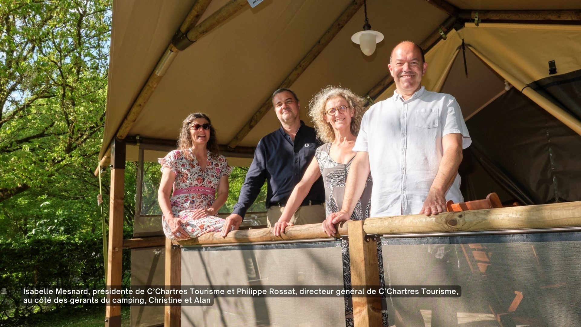 Isabelle Mesnard, présidente de C’Chartres Tourisme et Philippe Rossat, directeur général de C’Chartres Tourisme, au côté des gérants du camping, Christine et Alan