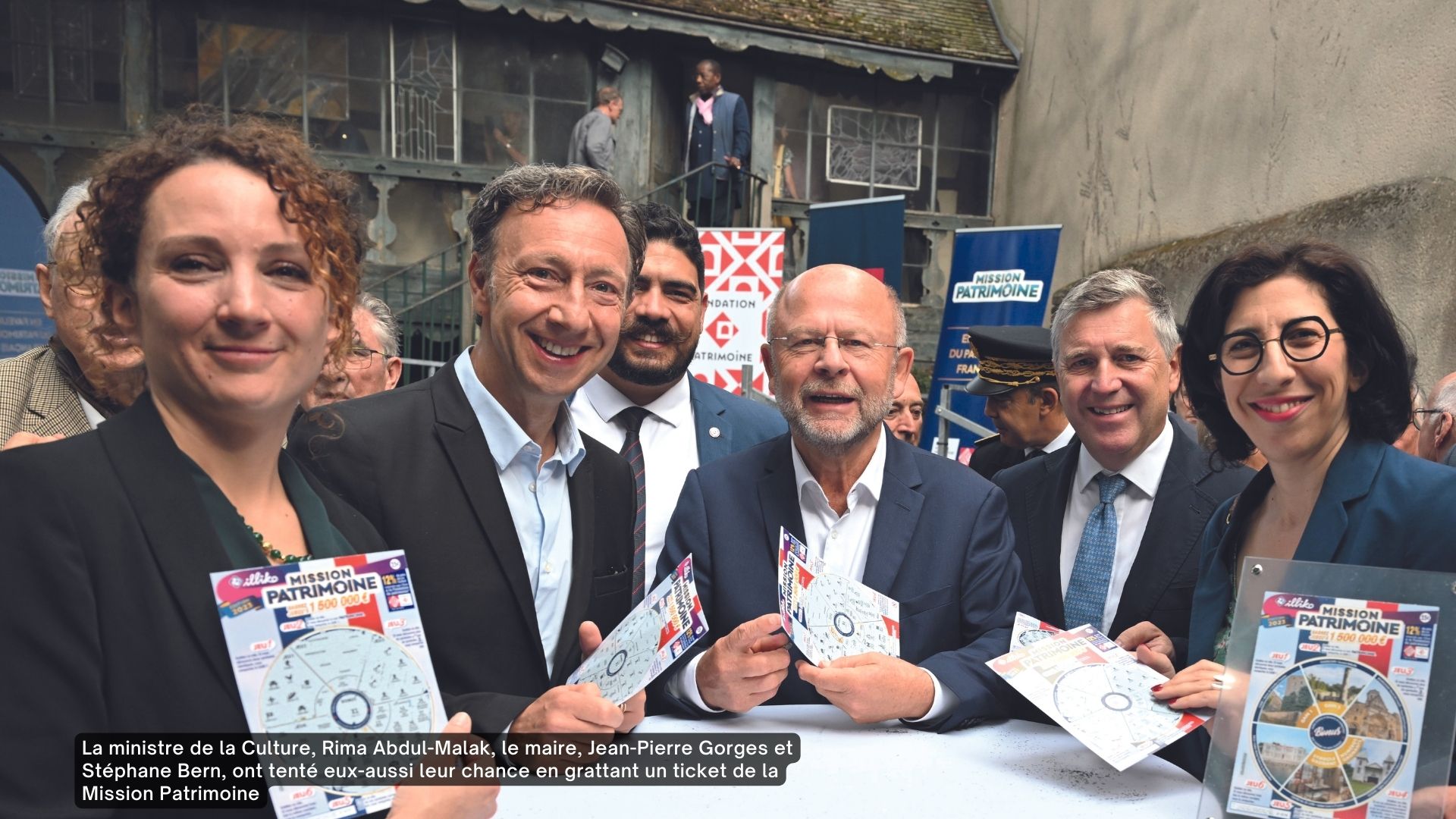 La ministre de la Culture, Rima Abdul-Malak, le maire, Jean-Pierre Gorges et Stéphane Bern, ont tenté eux-aussi leur chance en grattant un ticket de la Mission Patrimoine