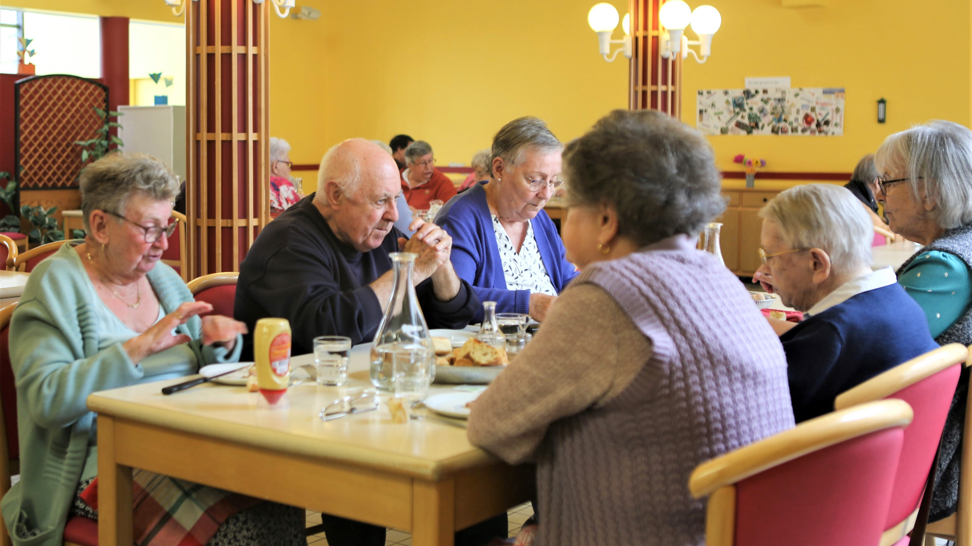 Personnes âgées déjeunant dans une résidence autonomie de Chartres