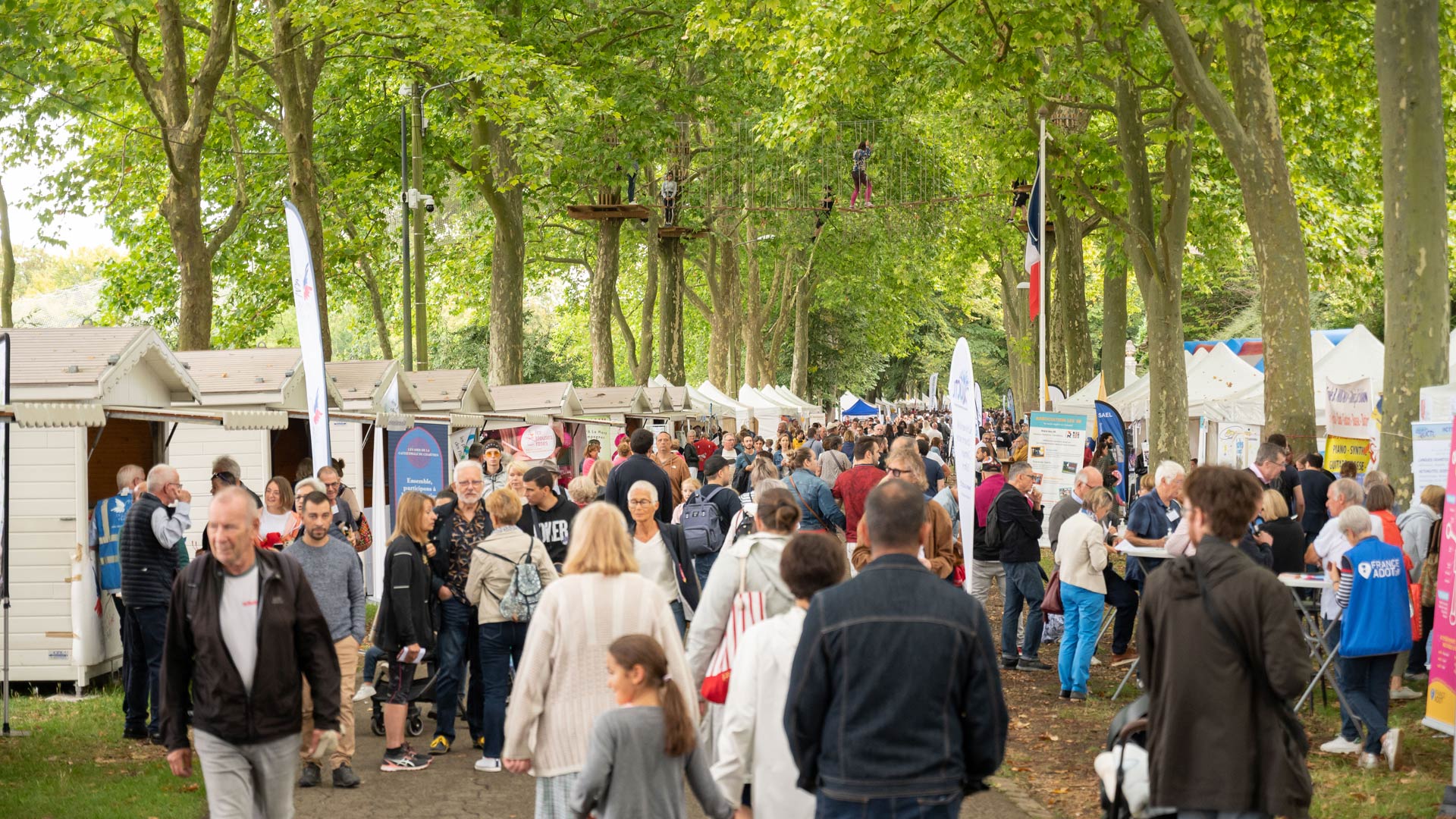 Personnes se d&eacute;pla&ccedil;ant de stand en stand au Salon des associations de Chartres