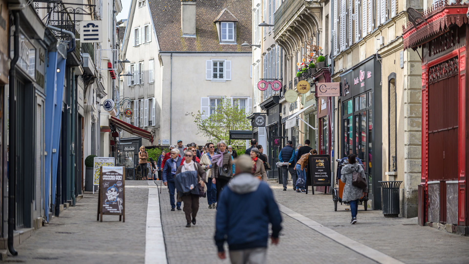 Le cœur du centre-ville piétonnier de Chartres avec des piétons et des commerces