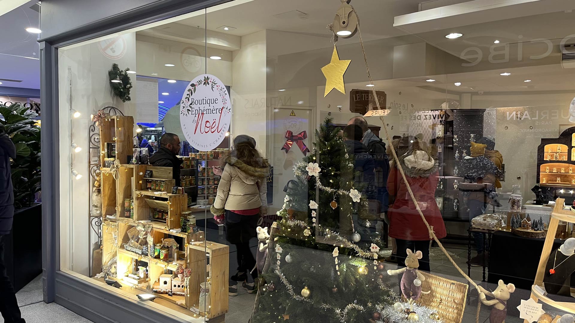 Vitrine d'une boutique éphémère de Noël à Chartres