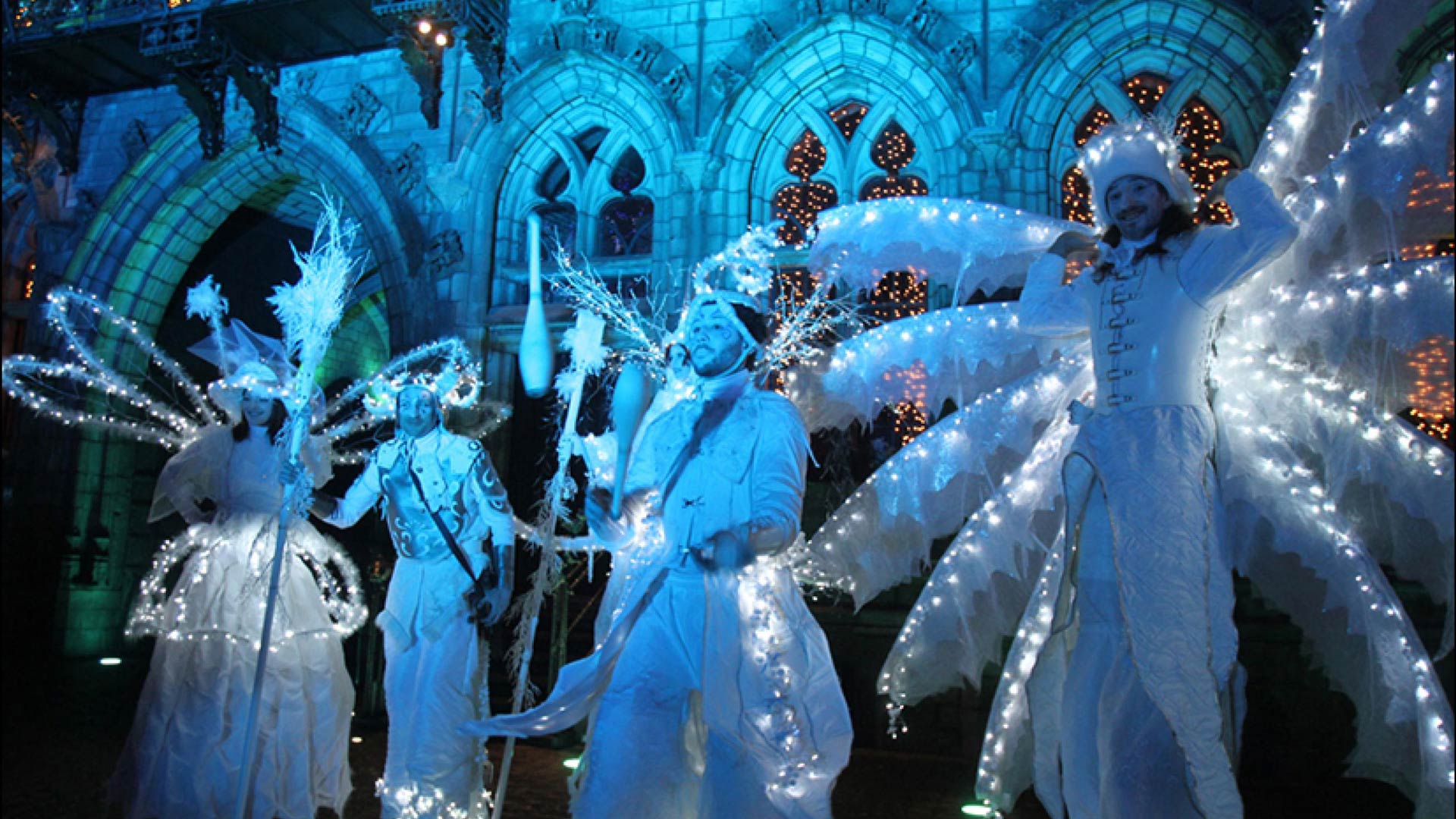 Parade lumineuse de noël avec des échassiers