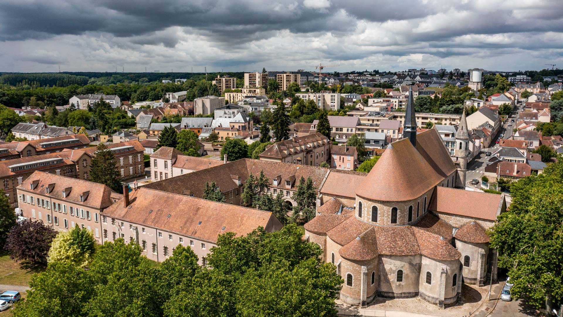 Les abbayes Saint-Brice, avec en arrière plan, la ville de Chartres et un ciel orageux