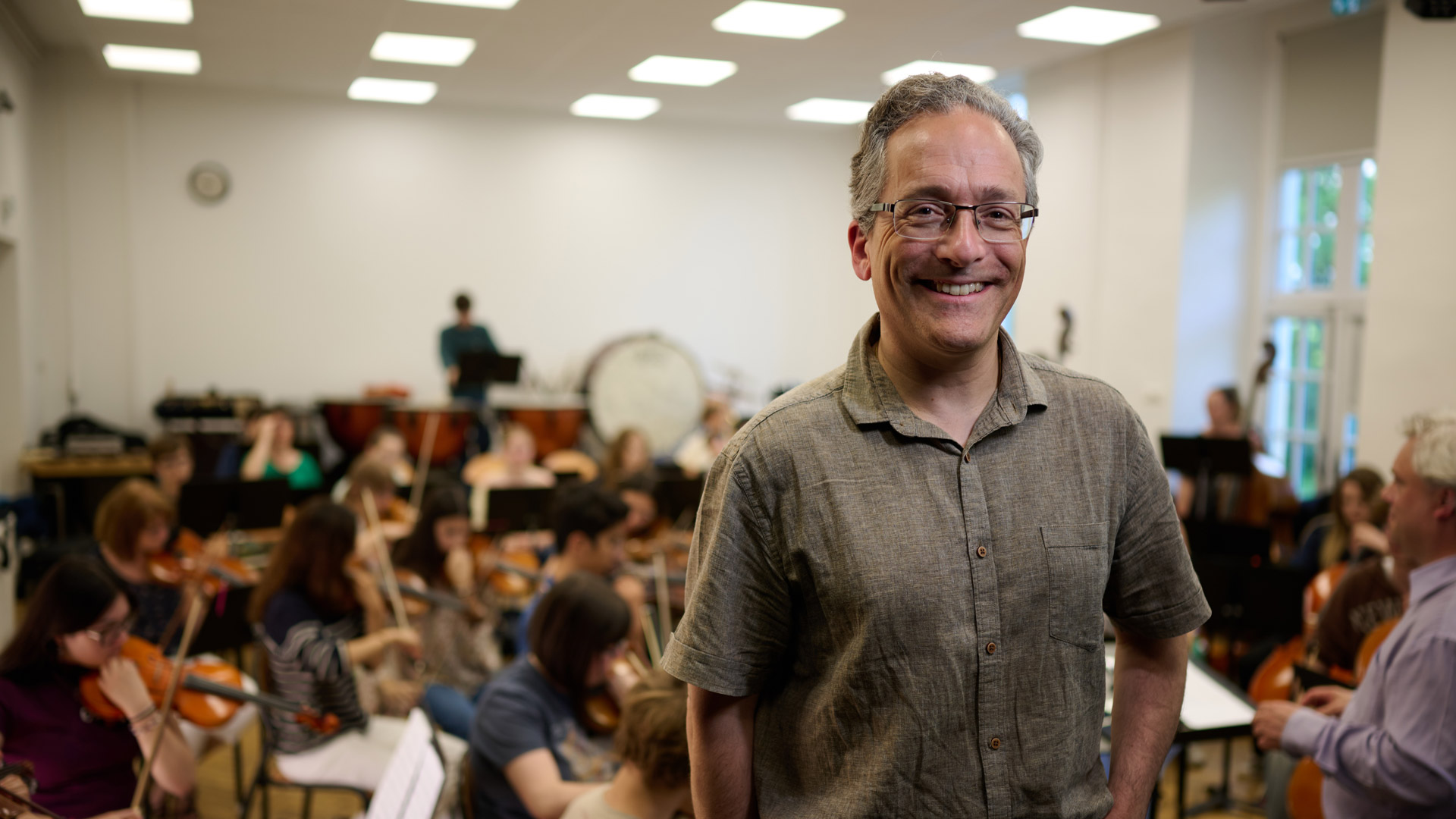 Alexandre Benéteau dans une classe du Conservatoire avec des élèves en arrière-plan