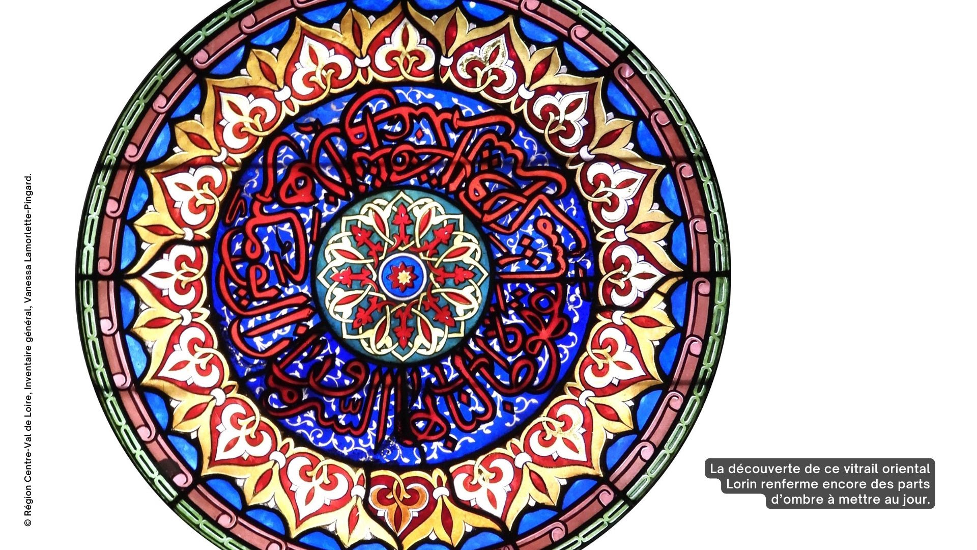 Un vitrail circulaire signé du maître-verrier Nicolas Lorin (1833-1882), découvert dans une maison de la rue de Châteaudun.